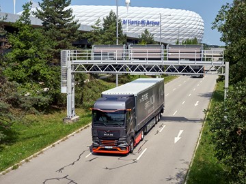 Allianz Arena se nachází přímo u frekventovaného dálničního uzlu Mnichov-Sever.